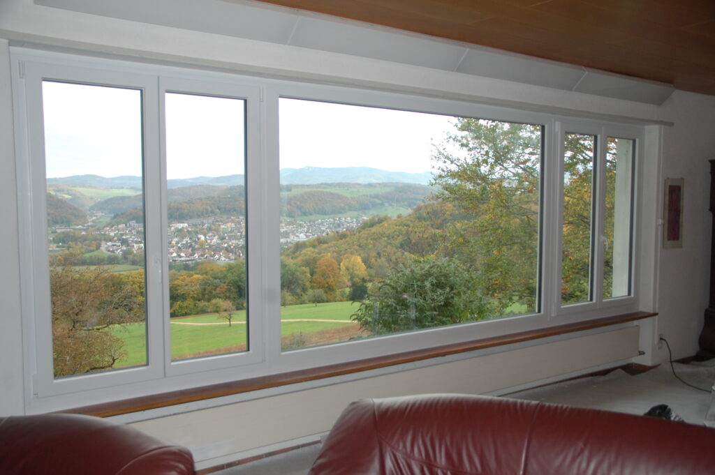 Kunststoff-Panoramafenster von Hasler Fenster in Seltisberg