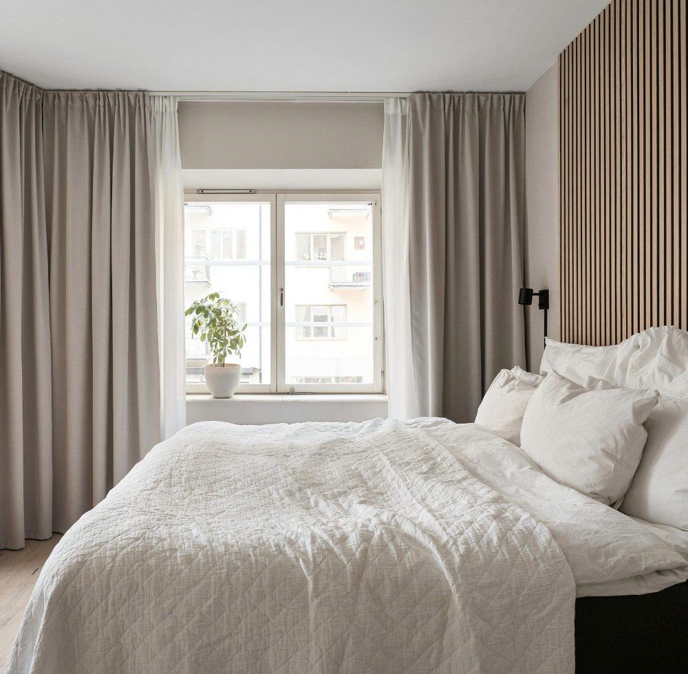 Modernes Zimmer mit Holztönen