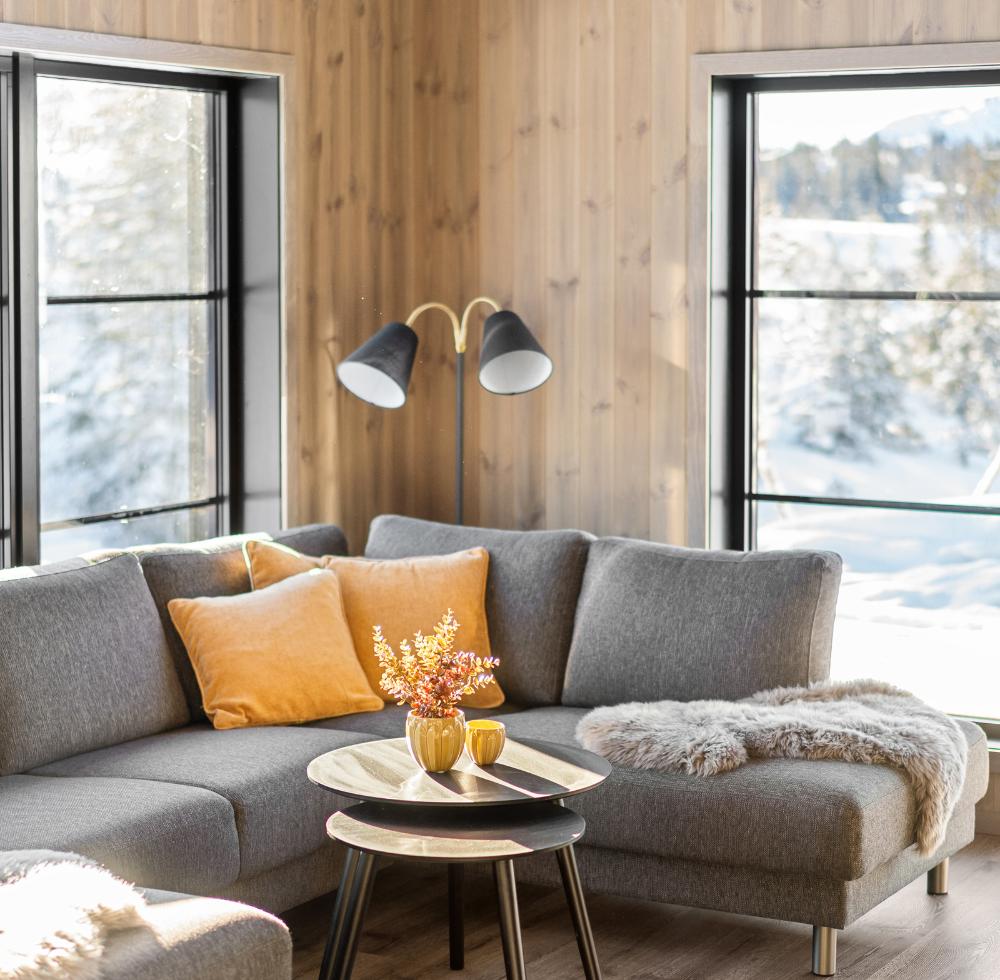 Sonniges Wohnzimmer mit Blick auf die verschneite Landschaft