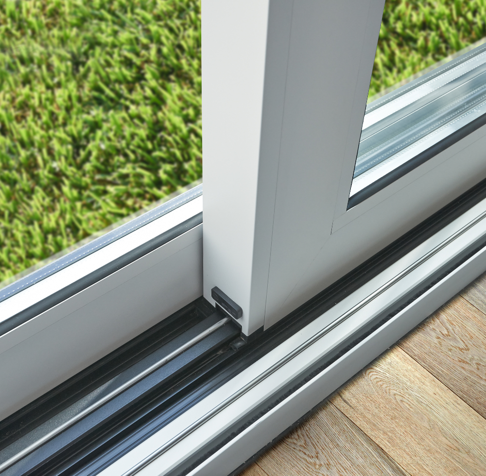 Zoom auf die Dichtungen einer Fenstertür eines Hauses