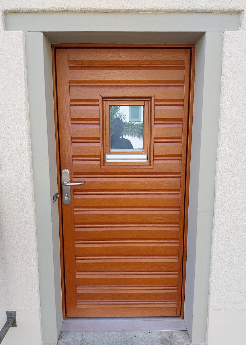Holz-tür von Hasler Fenster in einem Haus in Muttenz