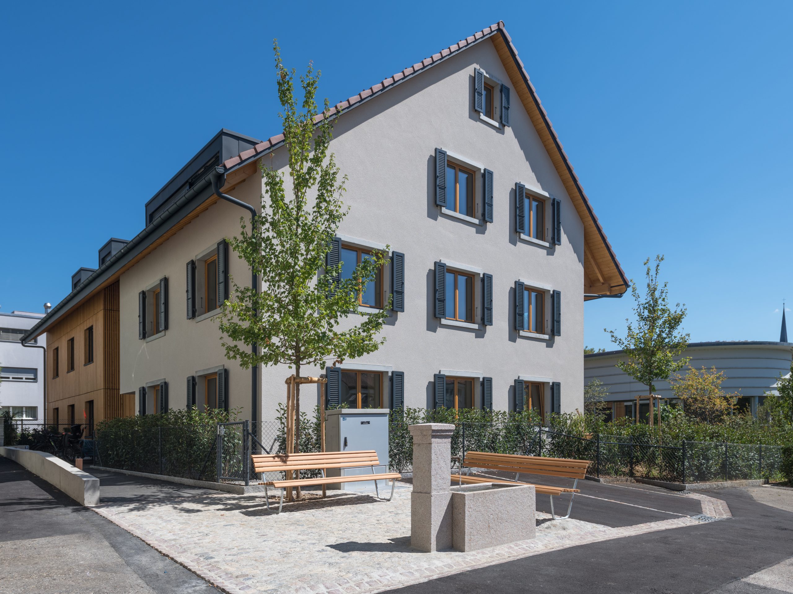 Geschäftskunden projekt in Münsterplatz Binningen - Referenz von Hasler Fenster