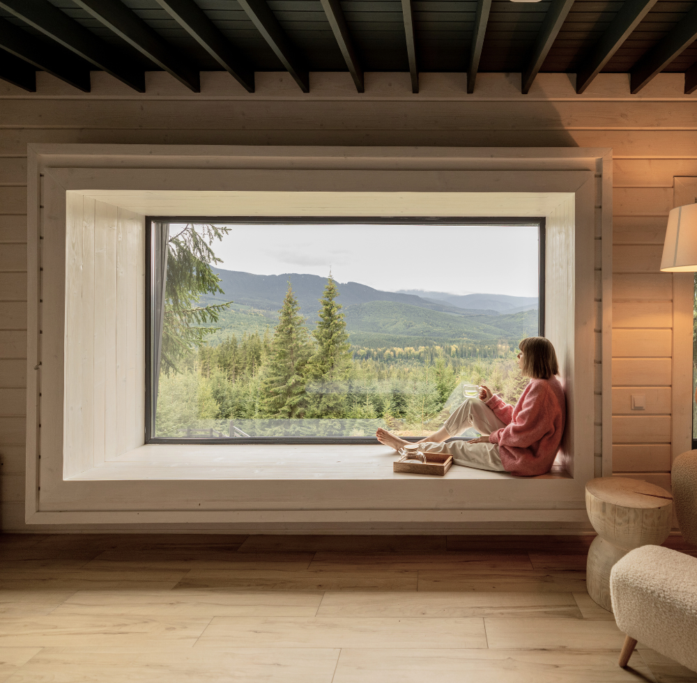 Panoramafenster mit Blick auf den Wald