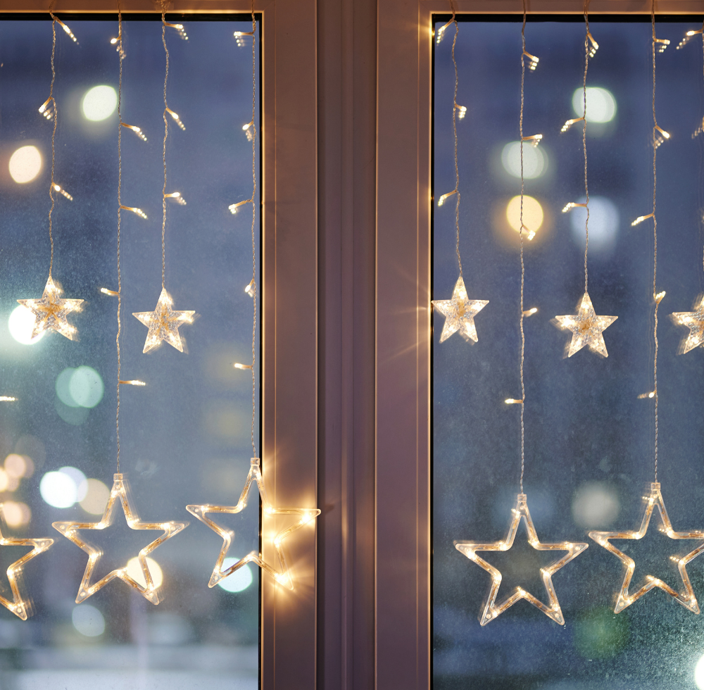 Leuchtender Stern, der zu Weihnachten an einem Fenster hängt