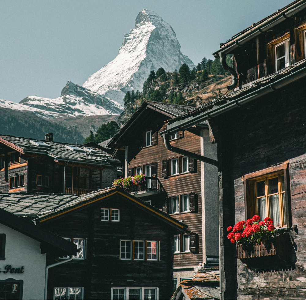 Häuser in der Schweiz in der Nähe der Berge