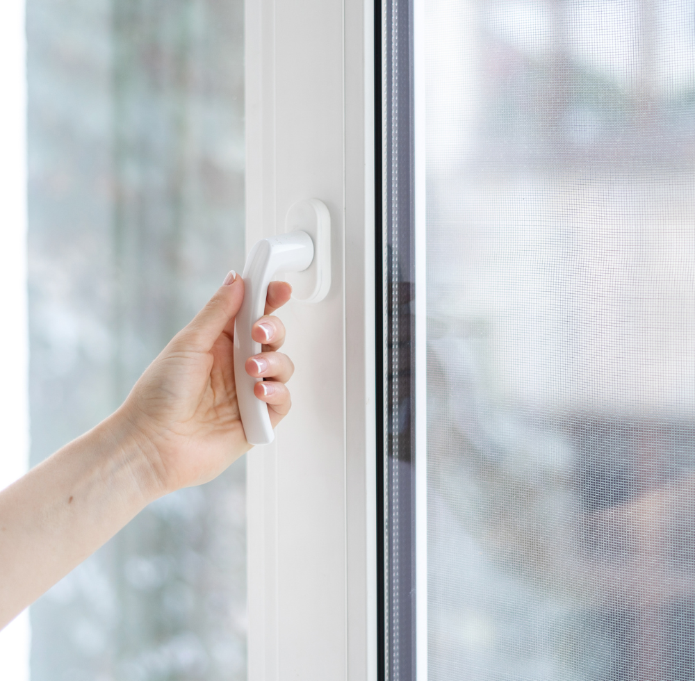 Person, die gerade eine Fenstertür öffnet