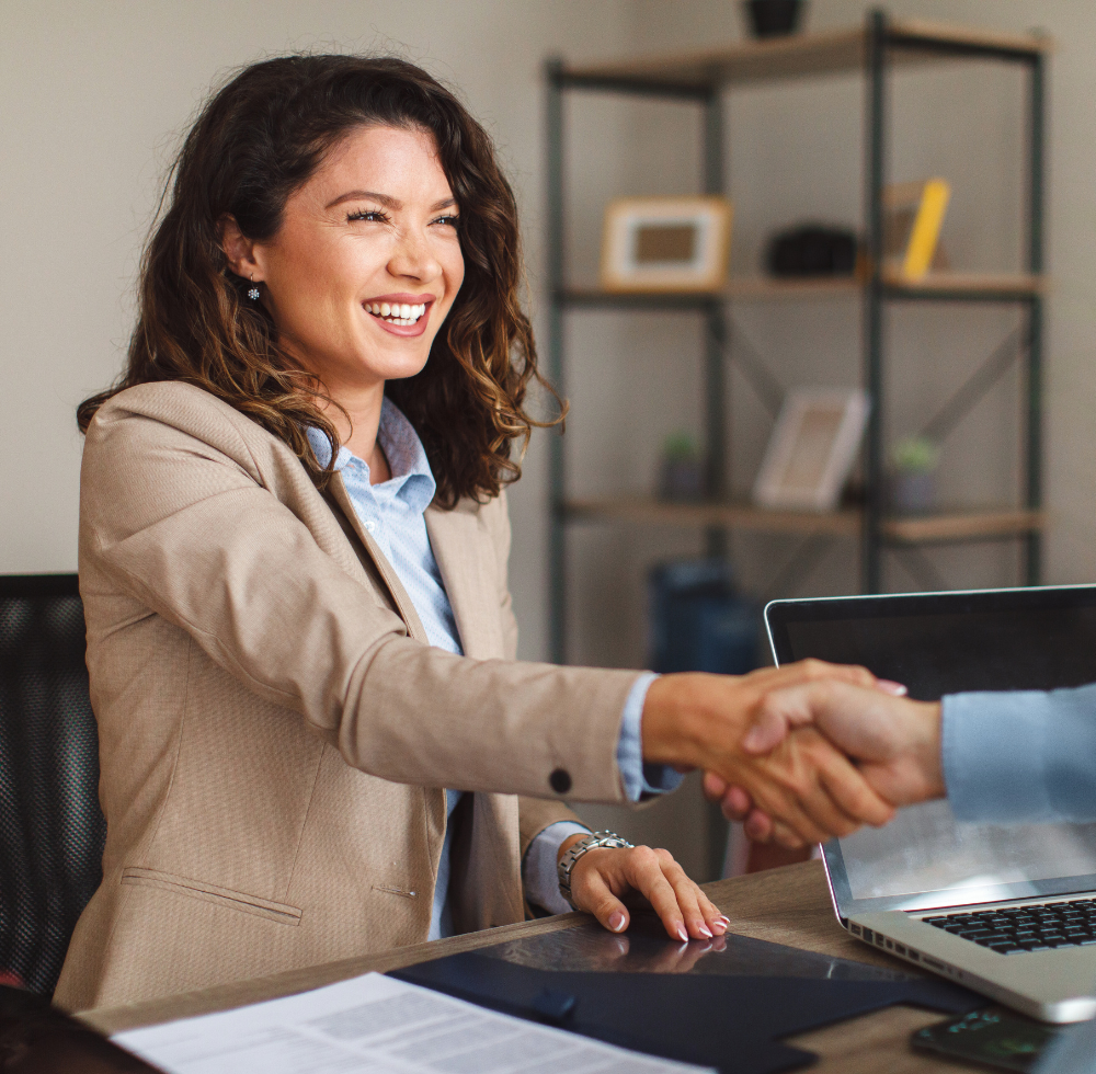 Junge Frau in professioneller Kleidung nach einem erfolgreichen Bewerbungsgespräch.